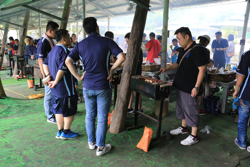 耗體力的漆彈大戰結束，大家的肚子都餓得不得了