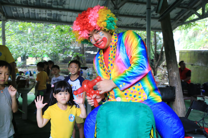 這時魔術師將木板轉過來，祝福弘榮光罩「營收衝高峰」