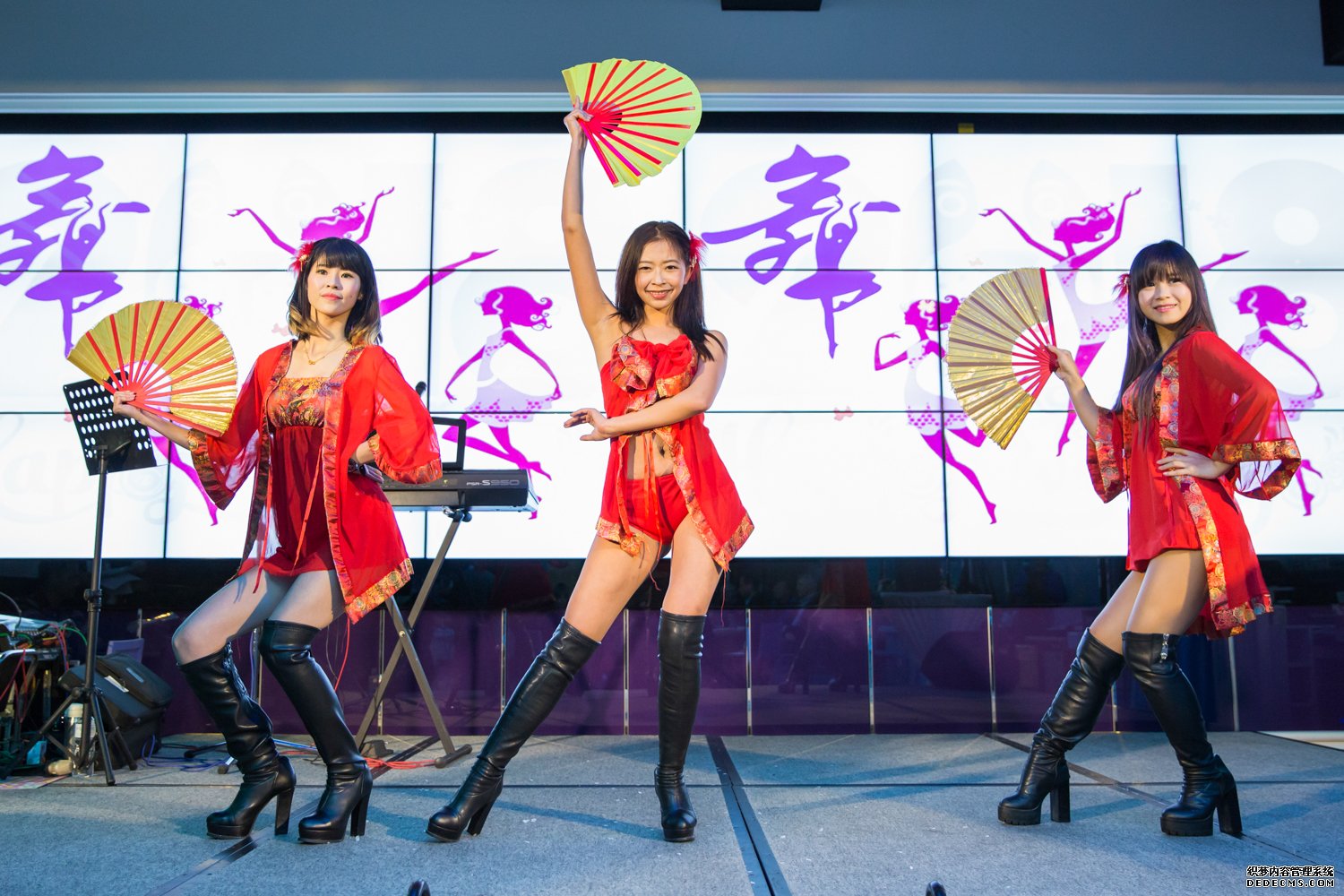 尾牙開場節目-性感熱舞表演,瞬間聚焦全場