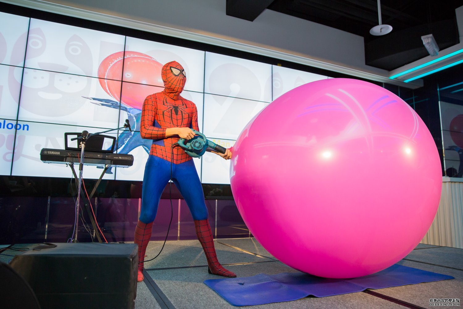 既然是人入大氣球表演，那就交給專業的蜘蛛人吧