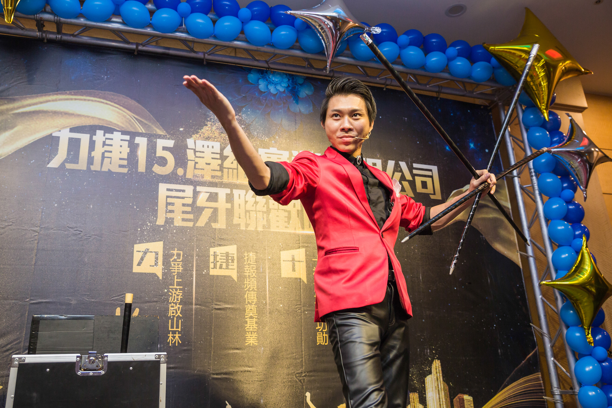 緊接著由魔術師魔力宏登場,震撼絢麗魔術表演,聚焦全場!