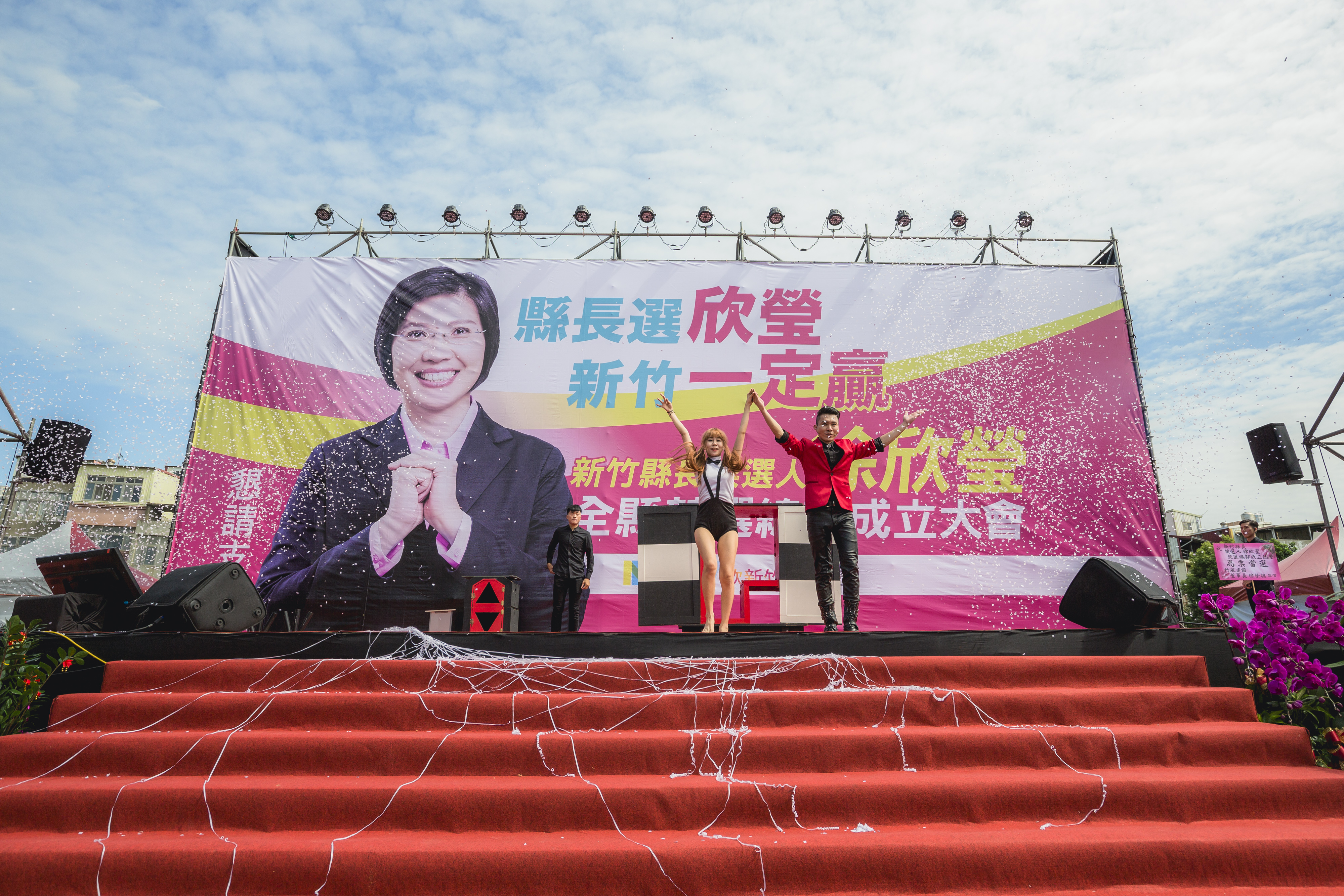 大型魔術《美女切割、美女拼圖魔》