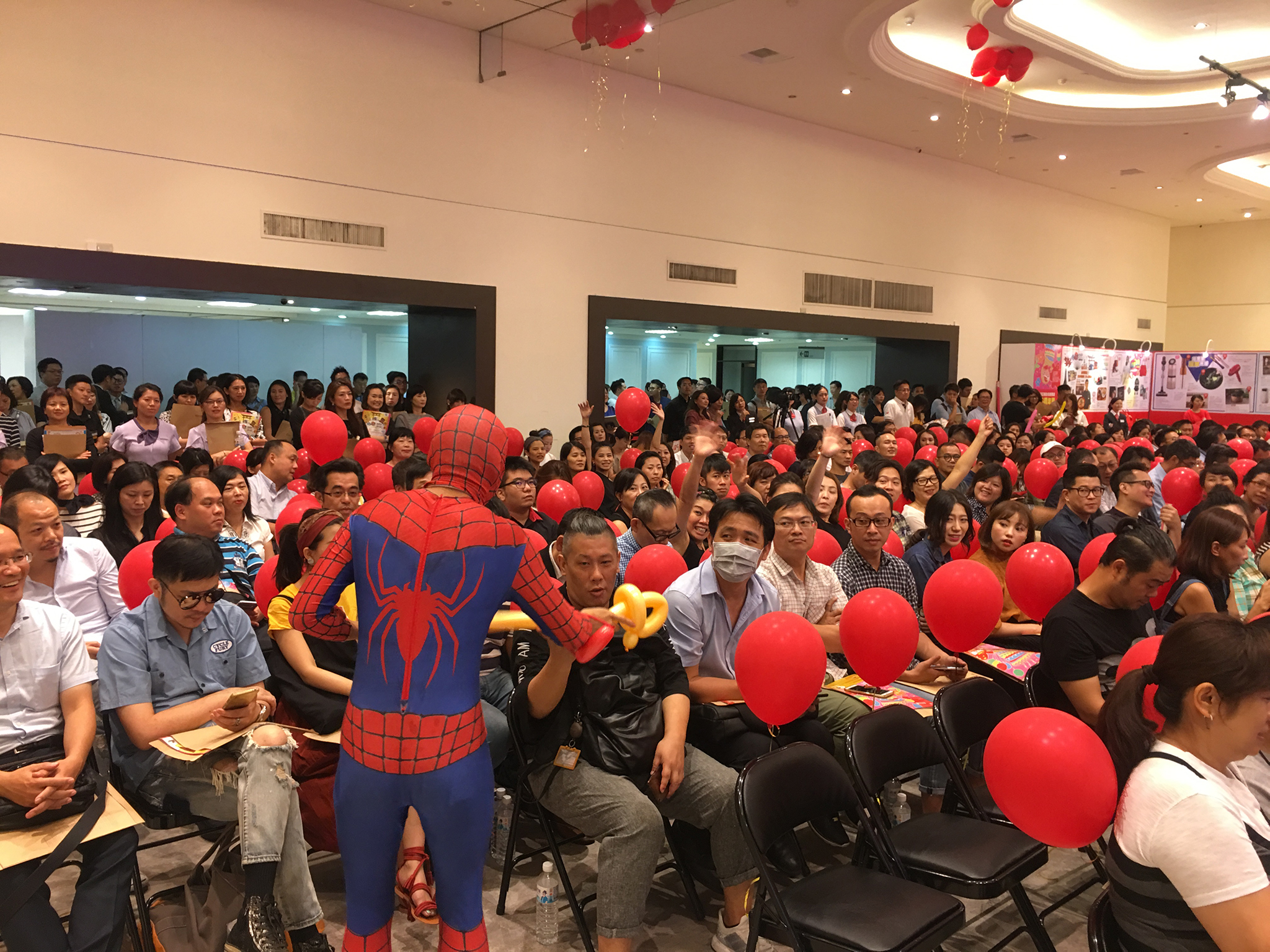 首先,由蜘蛛人帶來精彩人入氣球秀