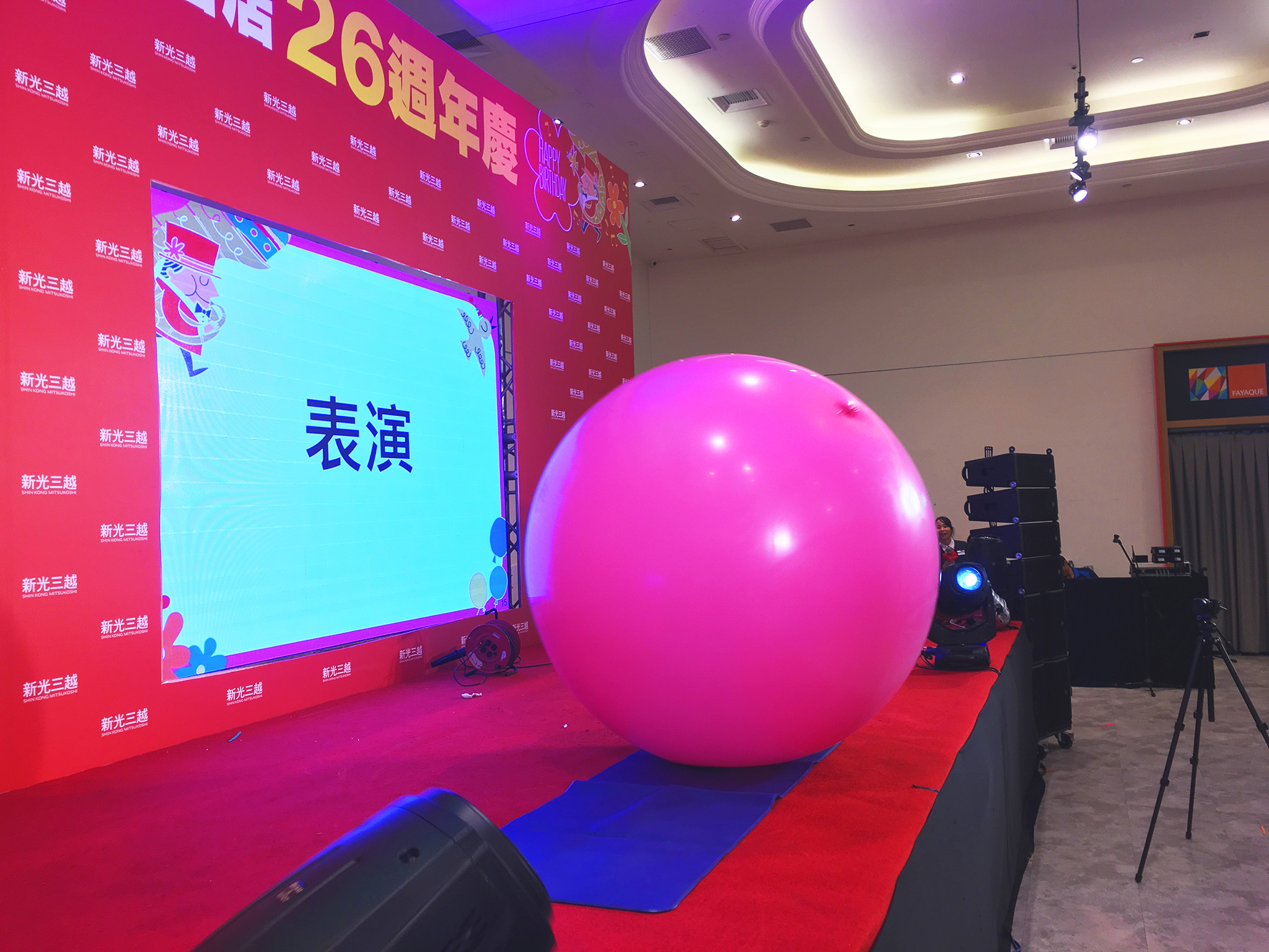 正當大家還目瞪口呆,猜不透這表演的同時,蜘蛛人整個人都進到氣球裡了
