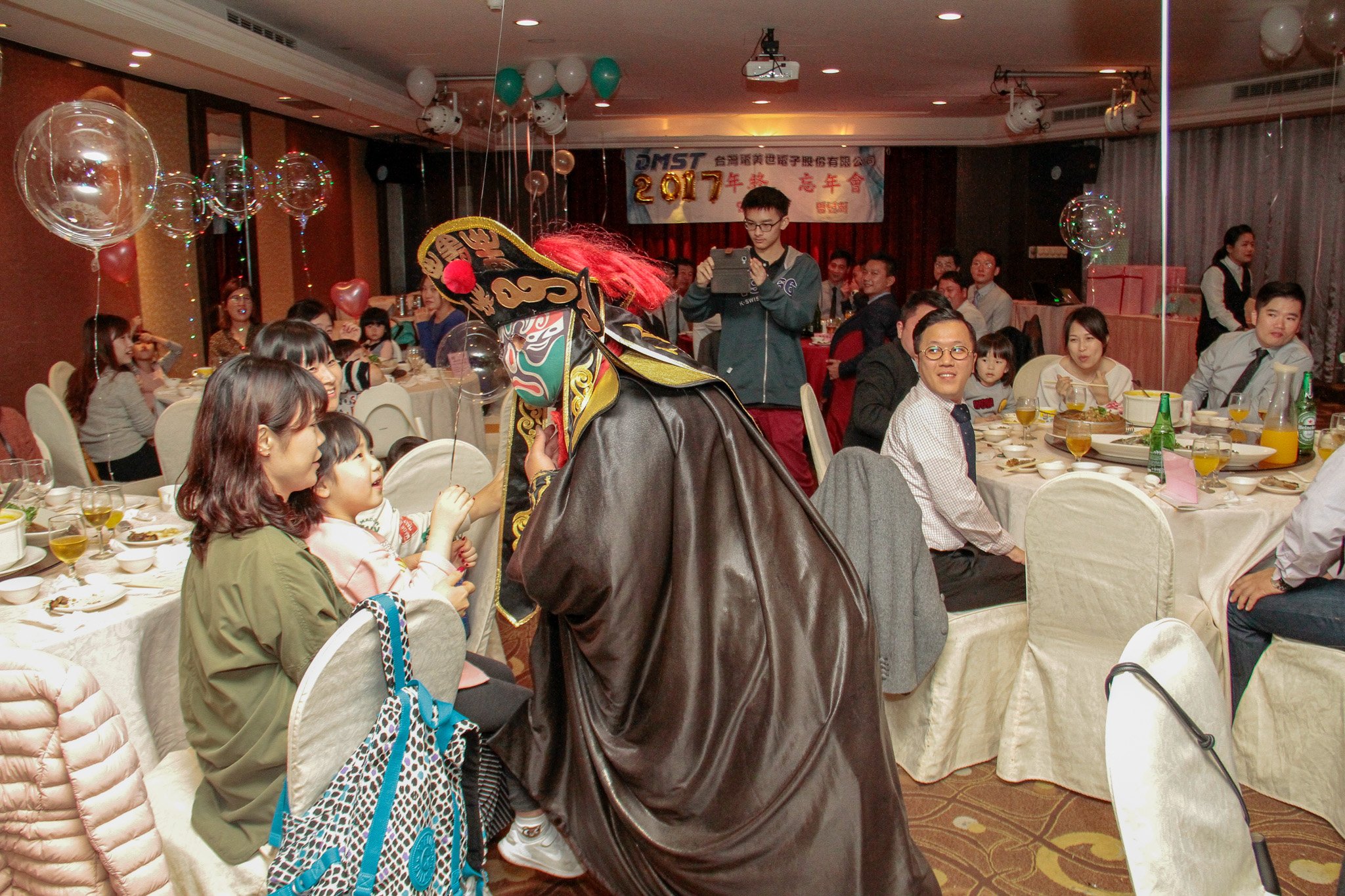 春酒尾牙表演｜川劇變臉秀聯手世界冠軍花式調酒！春酒尾牙最佳表演