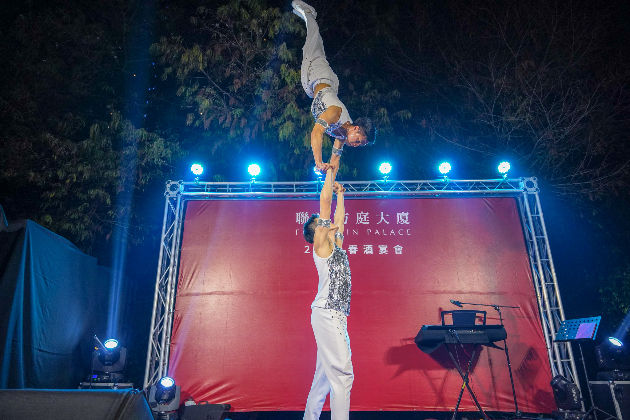 雙人疊羅漢倒立特技表演